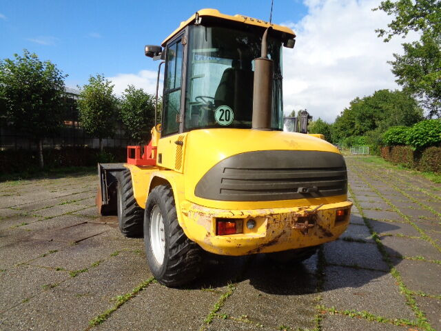 Volvo L30 - Gumikerekes homlokrakodó: 3 kép. Volvo L30 - Gumikerekes homlokrakodó: 3 kép.