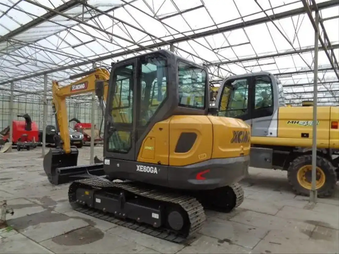XCMG XE60GA - Lánctalpas kotró: 2 kép. XCMG XE60GA - Lánctalpas kotró: 2 kép.
