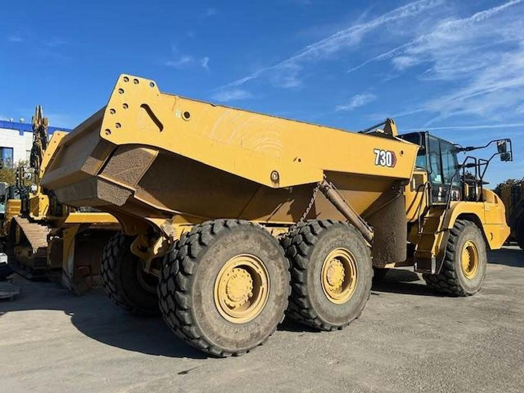 CAT 730 - Csuklós dömper: 2 kép. CAT 730 - Csuklós dömper: 2 kép.