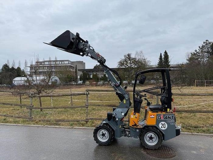 GiANT G1100 - Gumikerekes homlokrakodó: 1 kép. GiANT G1100 - Gumikerekes homlokrakodó: 1 kép.