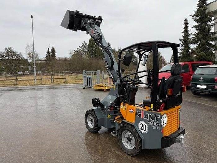 GiANT G1100 - Gumikerekes homlokrakodó: 3 kép. GiANT G1100 - Gumikerekes homlokrakodó: 3 kép.