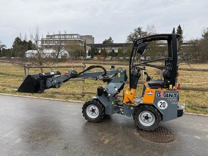 GiANT G1100 - Gumikerekes homlokrakodó: 2 kép. GiANT G1100 - Gumikerekes homlokrakodó: 2 kép.