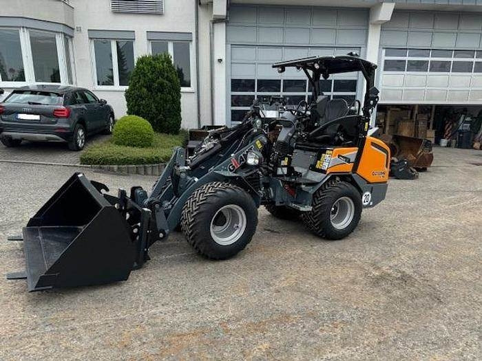 GiANT G2700 X-TRA HD Y - Gumikerekes homlokrakodó: 4 kép. GiANT G2700 X-TRA HD Y - Gumikerekes homlokrakodó: 4 kép.