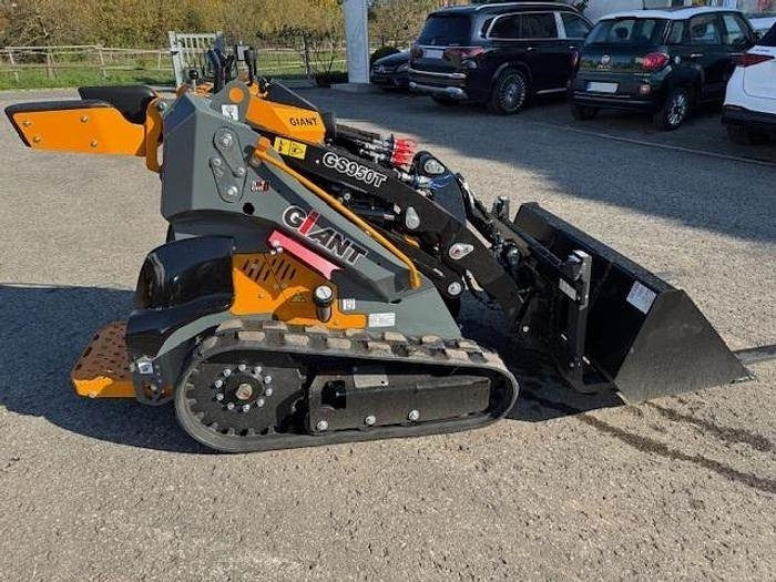 GiANT GS 950T - Mini homlokrakodó: 3 kép. GiANT GS 950T - Mini homlokrakodó: 3 kép.