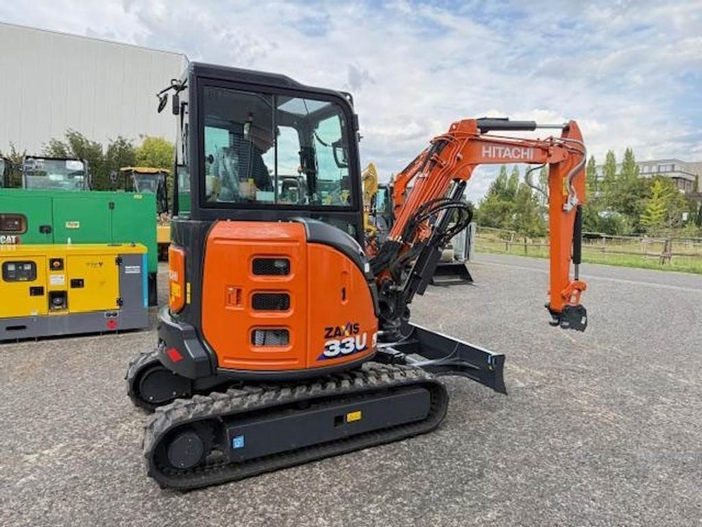 Hitachi ZX33U-6 - Minikotró: 2 kép. Hitachi ZX33U-6 - Minikotró: 2 kép.