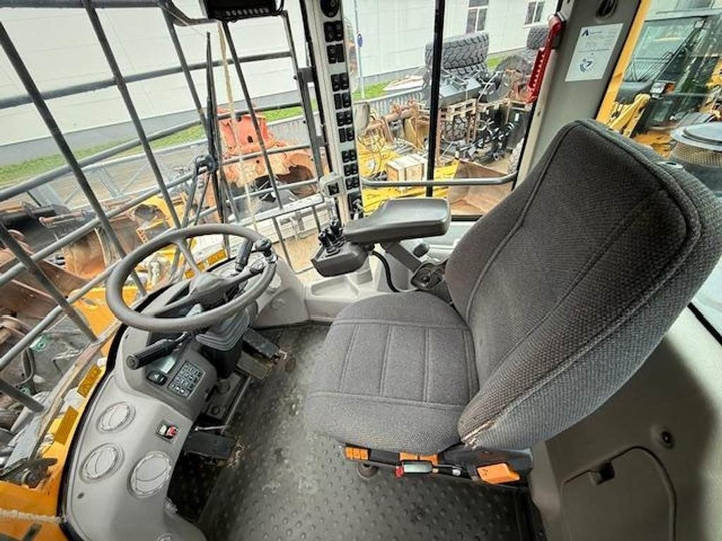 Volvo L110G - Gumikerekes homlokrakodó: 4 kép. Volvo L110G - Gumikerekes homlokrakodó: 4 kép.