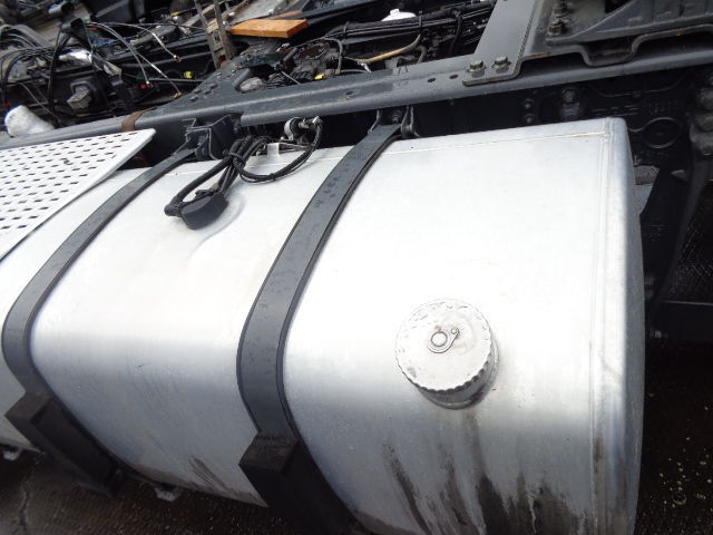 DAF with brackets - Üzemanyag tartály - Teherautó: 4 kép. DAF with brackets - Üzemanyag tartály - Teherautó: 4 kép.