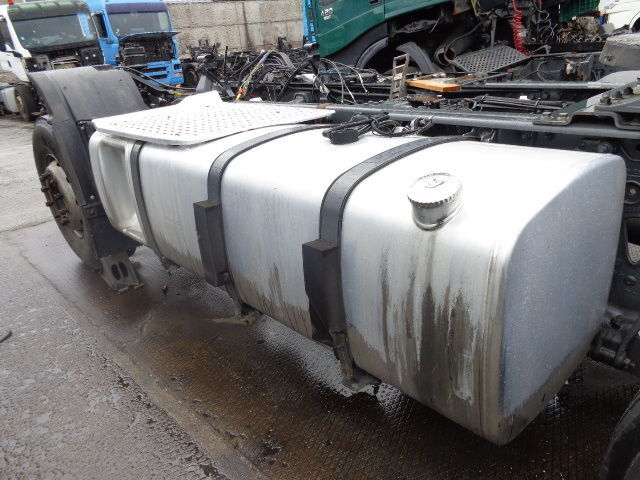 DAF with brackets - Üzemanyag tartály - Teherautó: 3 kép. DAF with brackets - Üzemanyag tartály - Teherautó: 3 kép.