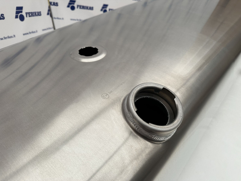 Iveco - Üzemanyag tartály - Teherautó: 4 kép. Iveco - Üzemanyag tartály - Teherautó: 4 kép.