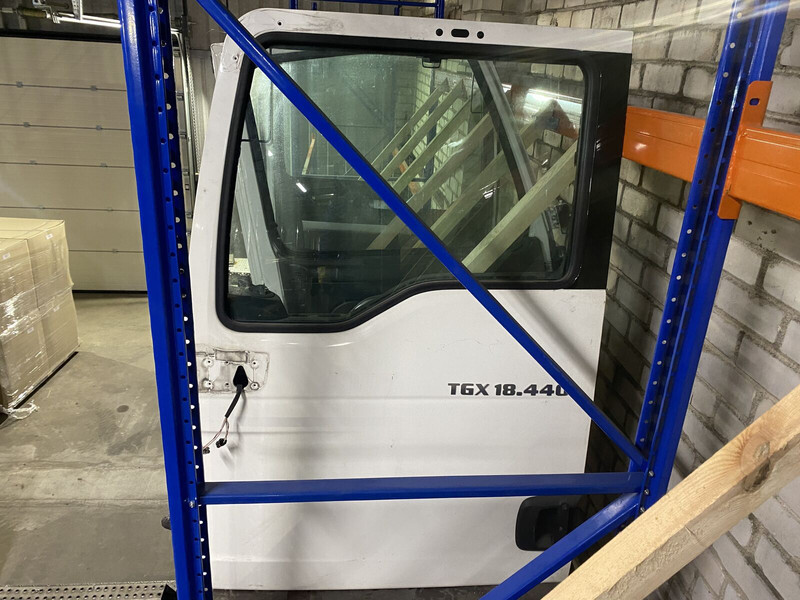 MAN TGX - Ajtó és alkatrészek - Teherautó: 3 kép. MAN TGX - Ajtó és alkatrészek - Teherautó: 3 kép.