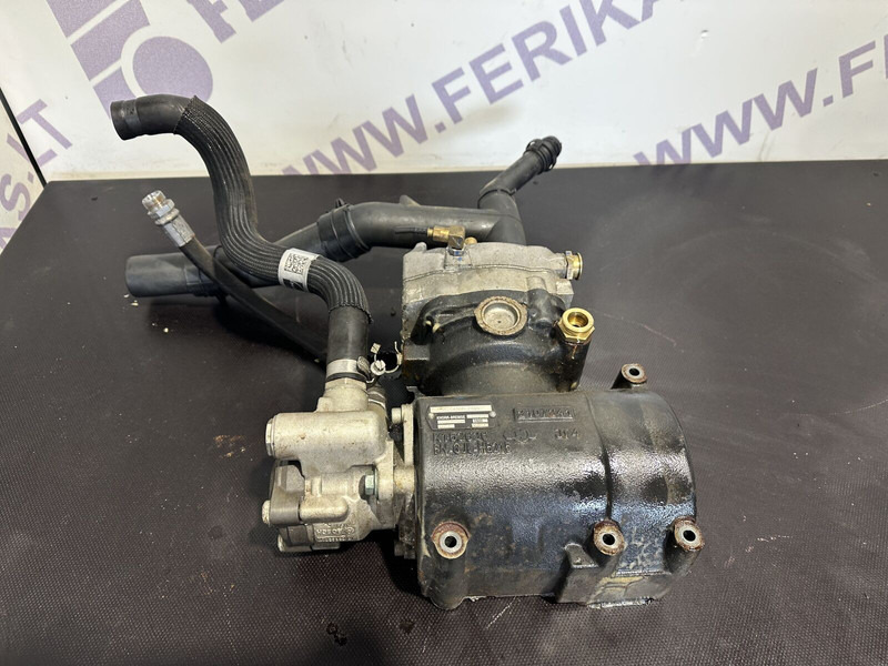 MAN air compressor with hydraulic steering pump - Szervószivattyú - Teherautó: 2 kép. MAN air compressor with hydraulic steering pump - Szervószivattyú - Teherautó: 2 kép.