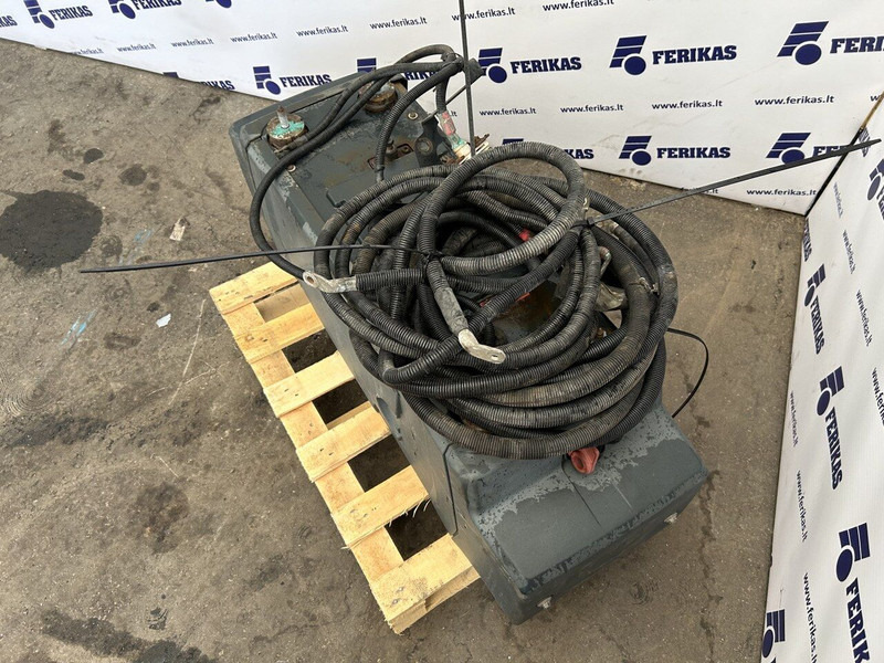 MAN rear mounting battery box - Akkumulátor - Teherautó: 3 kép. MAN rear mounting battery box - Akkumulátor - Teherautó: 3 kép.