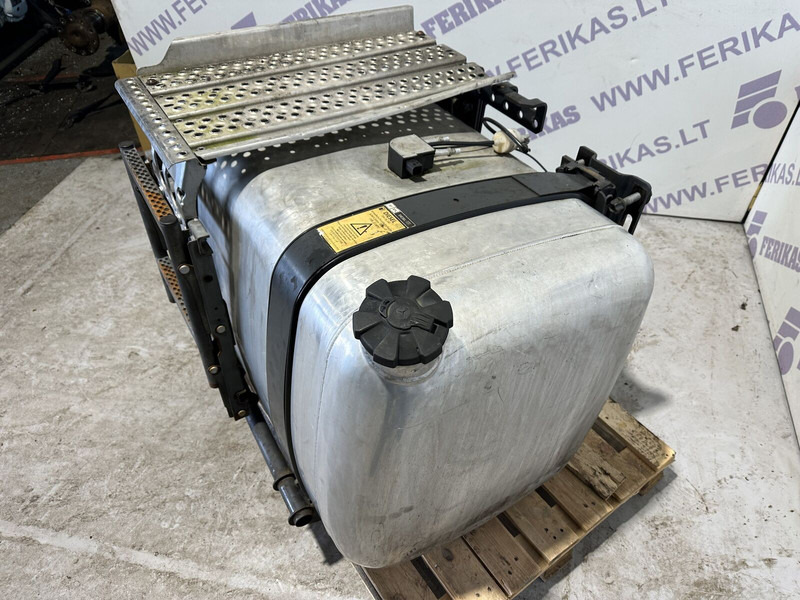 Mercedes-Benz 450L with brackets and step - Üzemanyag tartály - Teherautó: 2 kép. Mercedes-Benz 450L with brackets and step - Üzemanyag tartály - Teherautó: 2 kép.