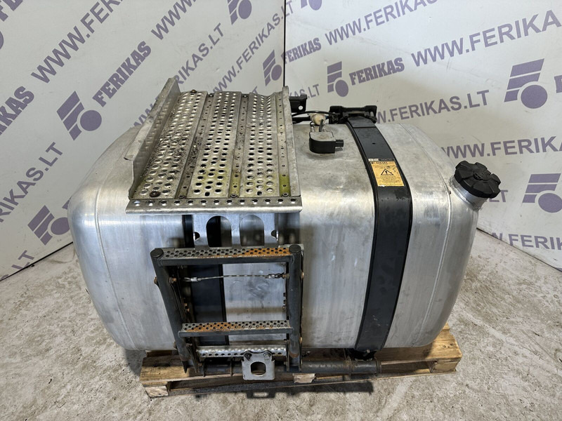 Mercedes-Benz 450L with brackets and step - Üzemanyag tartály - Teherautó: 1 kép. Mercedes-Benz 450L with brackets and step - Üzemanyag tartály - Teherautó: 1 kép.