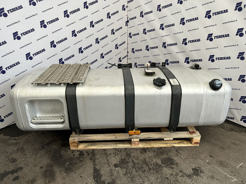Mercedes-Benz 660L + 75L AdBlue complete fuel tank - Üzemanyag tartály - Teherautó: 1 kép. Mercedes-Benz 660L + 75L AdBlue complete fuel tank - Üzemanyag tartály - Teherautó: 1 kép.