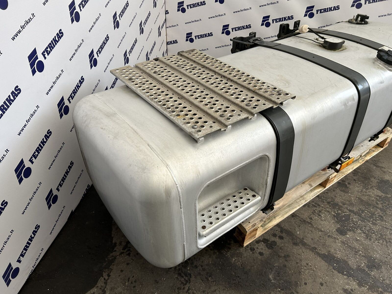 Mercedes-Benz 660L + 75L AdBlue complete fuel tank - Üzemanyag tartály - Teherautó: 3 kép. Mercedes-Benz 660L + 75L AdBlue complete fuel tank - Üzemanyag tartály - Teherautó: 3 kép.