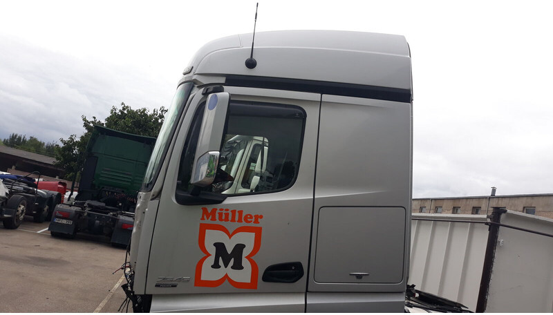 Mercedes-Benz Actros MP4 - Fülke és belső tér - Teherautó: 3 kép. Mercedes-Benz Actros MP4 - Fülke és belső tér - Teherautó: 3 kép.