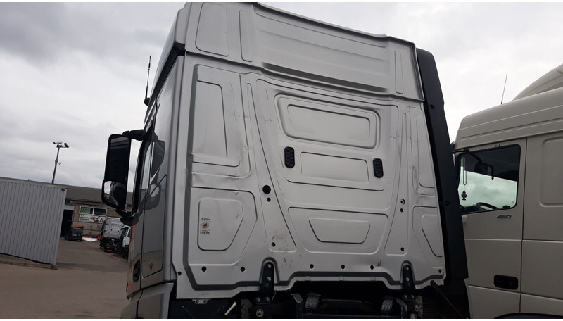 Mercedes-Benz Actros MP4 - Fülke és belső tér - Teherautó: 4 kép. Mercedes-Benz Actros MP4 - Fülke és belső tér - Teherautó: 4 kép.
