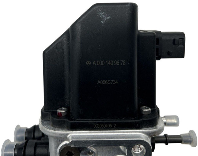 Mercedes-Benz AdBlue pump - Kipufogórendszer - Teherautó: 5 kép. Mercedes-Benz AdBlue pump - Kipufogórendszer - Teherautó: 5 kép.