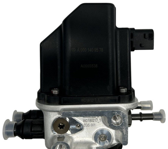 Mercedes-Benz AdBlue pump - Kipufogórendszer - Teherautó: 5 kép. Mercedes-Benz AdBlue pump - Kipufogórendszer - Teherautó: 5 kép.