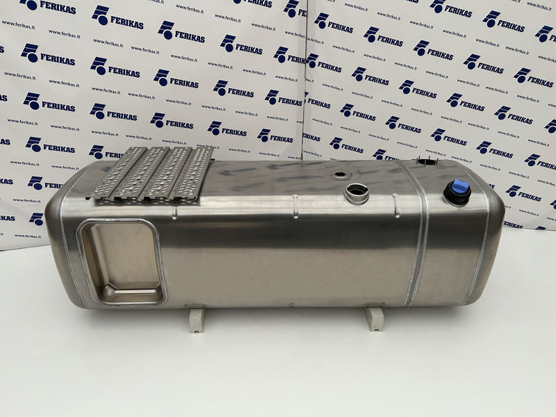 Mercedes-Benz Fuel tank 680L + 120L AdBlue - Üzemanyag tartály - Teherautó: 1 kép. Mercedes-Benz Fuel tank 680L + 120L AdBlue - Üzemanyag tartály - Teherautó: 1 kép.