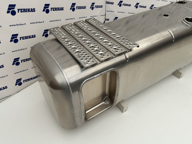 Mercedes-Benz Fuel tank 680L + 120L AdBlue - Üzemanyag tartály - Teherautó: 2 kép. Mercedes-Benz Fuel tank 680L + 120L AdBlue - Üzemanyag tartály - Teherautó: 2 kép.
