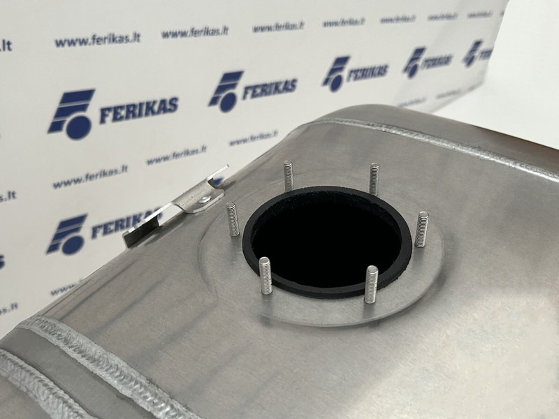 Mercedes-Benz Fuel tank 680L + 120L AdBlue - Üzemanyag tartály - Teherautó: 5 kép. Mercedes-Benz Fuel tank 680L + 120L AdBlue - Üzemanyag tartály - Teherautó: 5 kép.