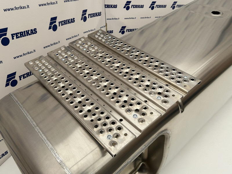 Mercedes-Benz Fuel tank 720L + 75L AdBlue - Üzemanyag tartály - Teherautó: 4 kép. Mercedes-Benz Fuel tank 720L + 75L AdBlue - Üzemanyag tartály - Teherautó: 4 kép.