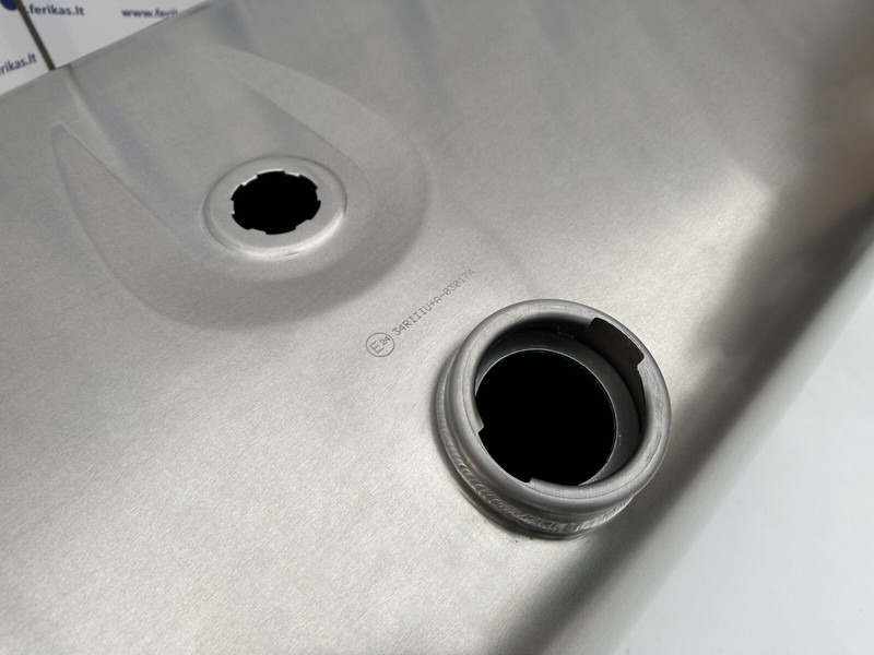 Mercedes-Benz New aluminum fuel tank 500L - Üzemanyag tartály - Teherautó: 4 kép. Mercedes-Benz New aluminum fuel tank 500L - Üzemanyag tartály - Teherautó: 4 kép.