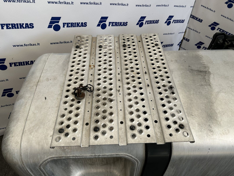 Mercedes-Benz combined fuel tank 720L - Üzemanyag tartály - Teherautó: 4 kép. Mercedes-Benz combined fuel tank 720L - Üzemanyag tartály - Teherautó: 4 kép.