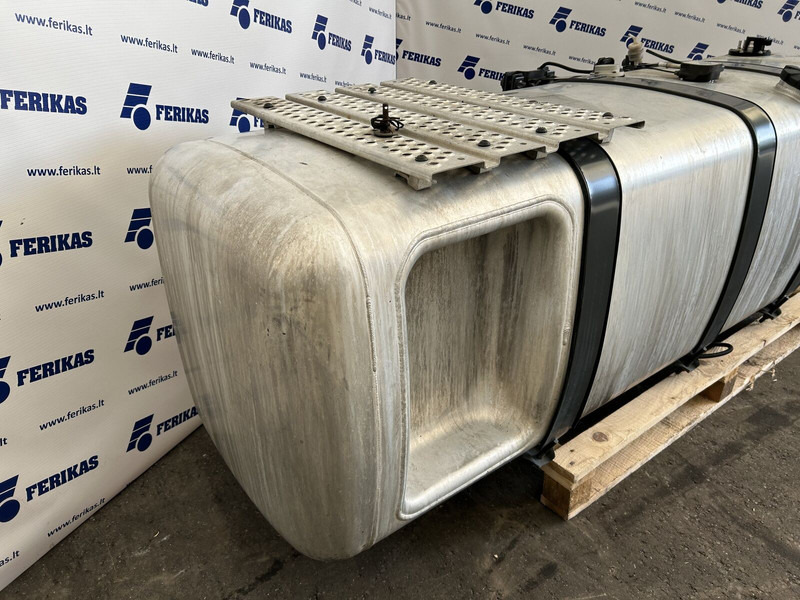 Mercedes-Benz combined fuel tank 720L - Üzemanyag tartály - Teherautó: 3 kép. Mercedes-Benz combined fuel tank 720L - Üzemanyag tartály - Teherautó: 3 kép.