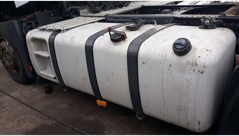 Mercedes-Benz complete fuel tank 820L - Üzemanyag tartály - Teherautó: 1 kép. Mercedes-Benz complete fuel tank 820L - Üzemanyag tartály - Teherautó: 1 kép.