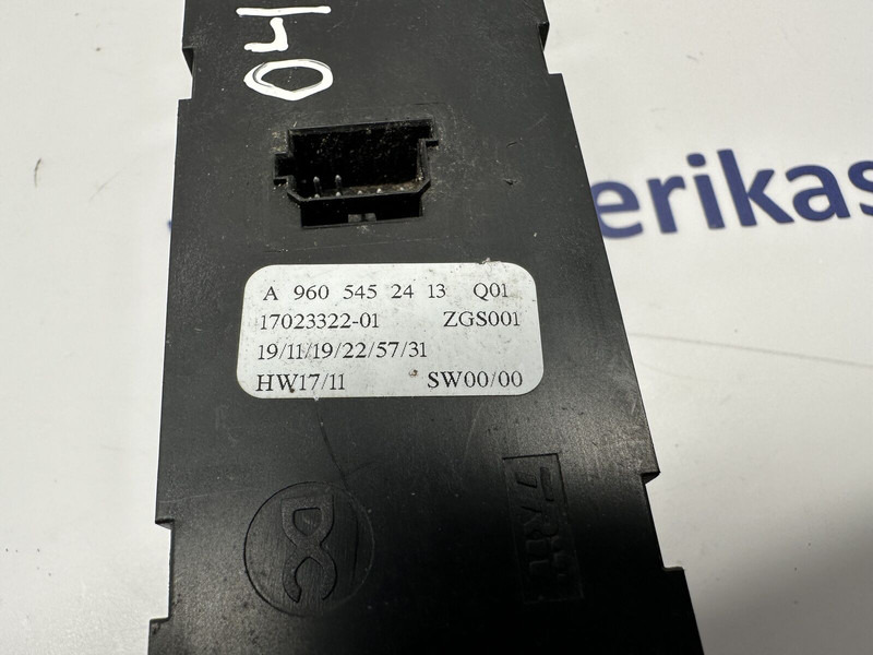 Mercedes-Benz passenger door, window control - Műszerfal - Teherautó: 3 kép. Mercedes-Benz passenger door, window control - Műszerfal - Teherautó: 3 kép.