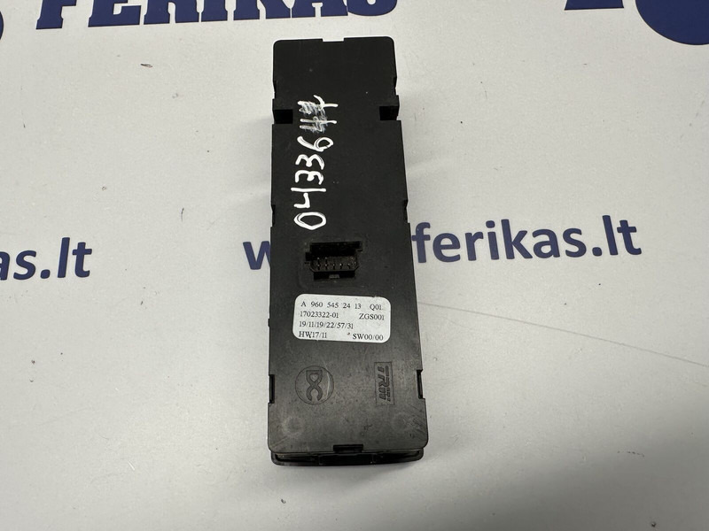 Mercedes-Benz passenger door, window control - Műszerfal - Teherautó: 2 kép. Mercedes-Benz passenger door, window control - Műszerfal - Teherautó: 2 kép.