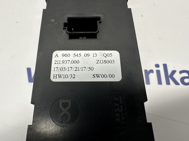 Mercedes-Benz passenger door, window control - Műszerfal - Teherautó: 3 kép. Mercedes-Benz passenger door, window control - Műszerfal - Teherautó: 3 kép.