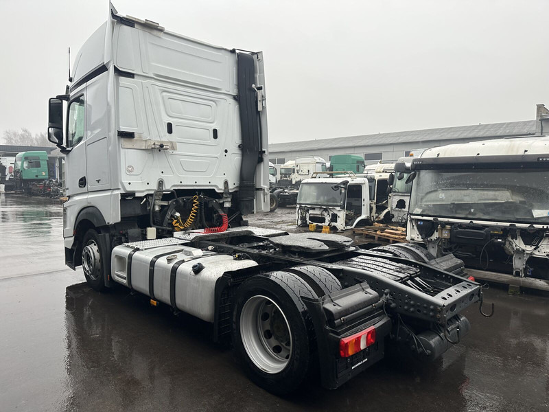 Mercedes-Benz Actros MP4 - Nyergesvontató: 3 kép. Mercedes-Benz Actros MP4 - Nyergesvontató: 3 kép.