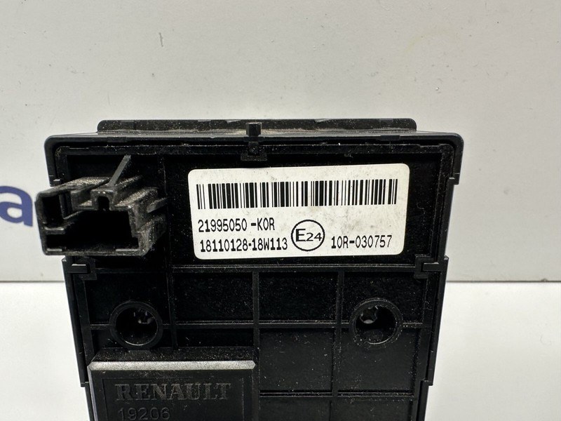 Renault lights switch - Műszerfal - Teherautó: 3 kép. Renault lights switch - Műszerfal - Teherautó: 3 kép.