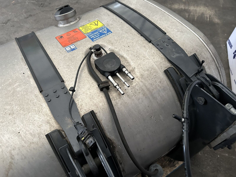 Scania 525L complete fuel tank with fuel optimiser brackets 700x725x124 - Üzemanyag tartály - Teherautó: 5 kép. Scania 525L complete fuel tank with fuel optimiser brackets 700x725x124 - Üzemanyag tartály - Teherautó: 5 kép.
