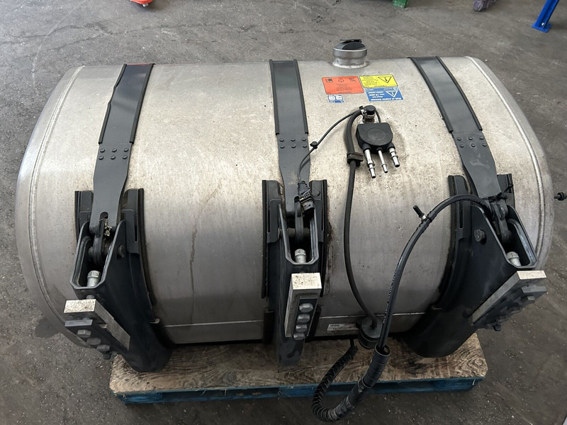 Scania 525L complete fuel tank with fuel optimiser brackets 700x725x124 - Üzemanyag tartály - Teherautó: 4 kép. Scania 525L complete fuel tank with fuel optimiser brackets 700x725x124 - Üzemanyag tartály - Teherautó: 4 kép.