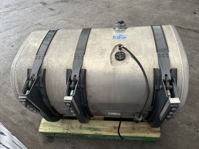Scania Scania R 575L complete fuel tank 700x725x1340 - Üzemanyag tartály - Teherautó: 4 kép. Scania Scania R 575L complete fuel tank 700x725x1340 - Üzemanyag tartály - Teherautó: 4 kép.