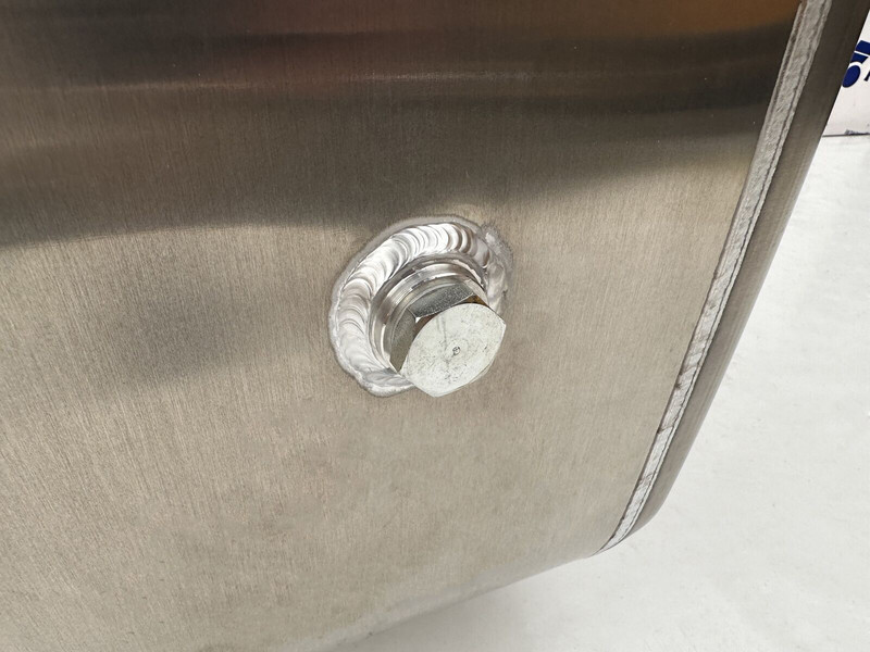 Új Üzemanyag tartály - Teherautó Volvo New aluminum fuel tank 570L: 7 kép. Új Üzemanyag tartály - Teherautó Volvo New aluminum fuel tank 570L: 7 kép.