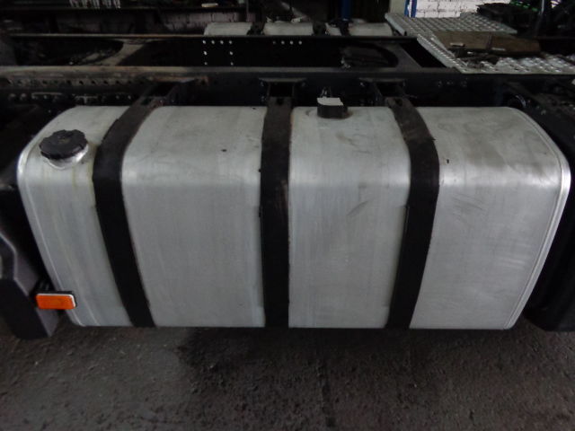 Volvo Used and new fuel tanks BIG stock "WORLDWIDE DELIVERY" - Üzemanyag tartály - Teherautó: 5 kép. Volvo Used and new fuel tanks BIG stock "WORLDWIDE DELIVERY" - Üzemanyag tartály - Teherautó: 5 kép.