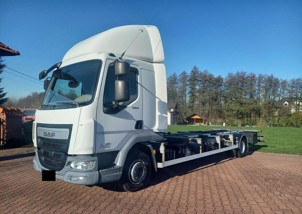 DAF 45 - Cserefelépítményes teherautó: 2 kép. DAF 45 - Cserefelépítményes teherautó: 2 kép.