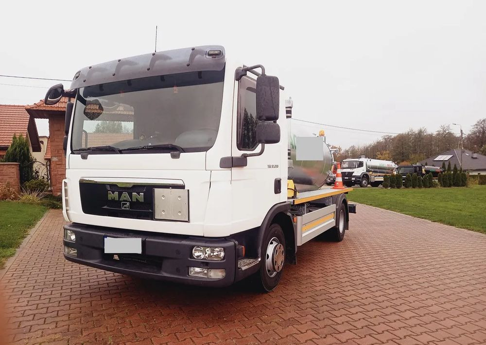 MAN TGL 12 220 !! EURO 5 !!! - Tartályos teherautó: 3 kép. MAN TGL 12 220 !! EURO 5 !!! - Tartályos teherautó: 3 kép.