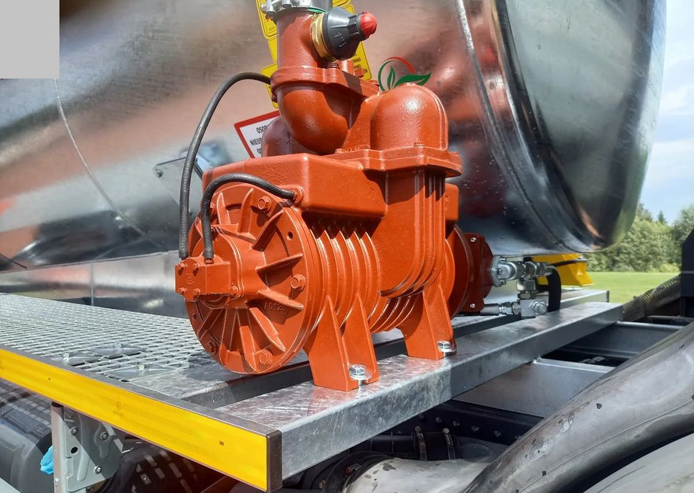 Tartályos teherautó Mercedes-Benz AXOR 1829 4X4 4 WD ALLOARD: 13 kép. Tartályos teherautó Mercedes-Benz AXOR 1829 4X4 4 WD ALLOARD: 13 kép.