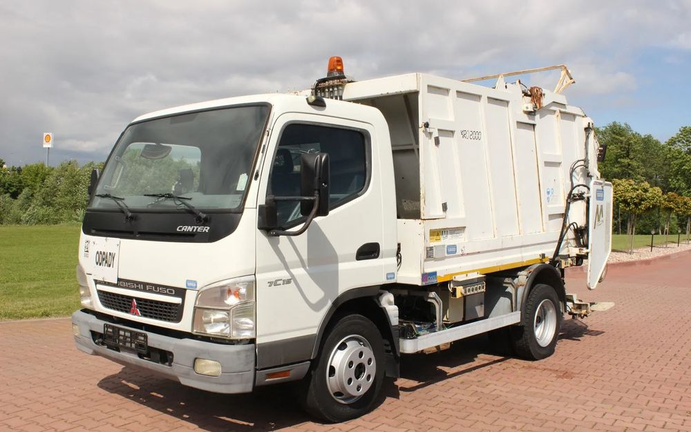 Mitsubishi CANTER 7C15 - Szemetesautó: 2 kép. Mitsubishi CANTER 7C15 - Szemetesautó: 2 kép.