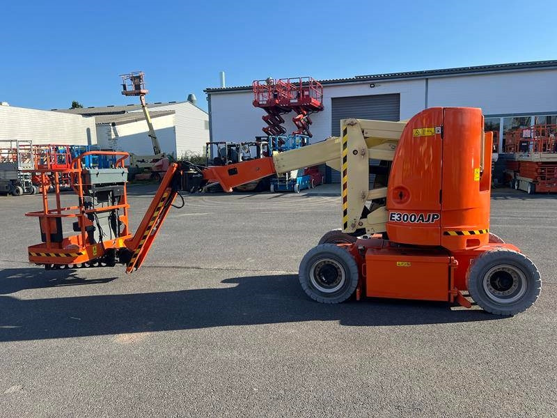JLG E300 AJP elektro 11m (1791) - Személyemelő: 5 kép. JLG E300 AJP elektro 11m (1791) - Személyemelő: 5 kép.