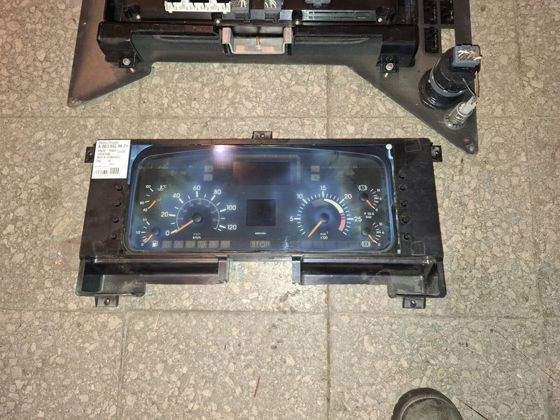 MAN DAF/ NEOPLAN. Mersedes. Iveko - Műszerfal: 3 kép. MAN DAF/ NEOPLAN. Mersedes. Iveko - Műszerfal: 3 kép.