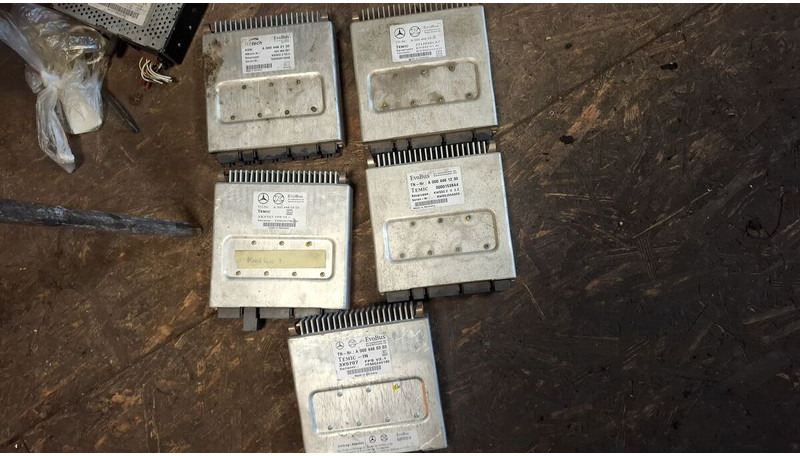 Mercedes-Benz - ECU: 1 kép. Mercedes-Benz - ECU: 1 kép.