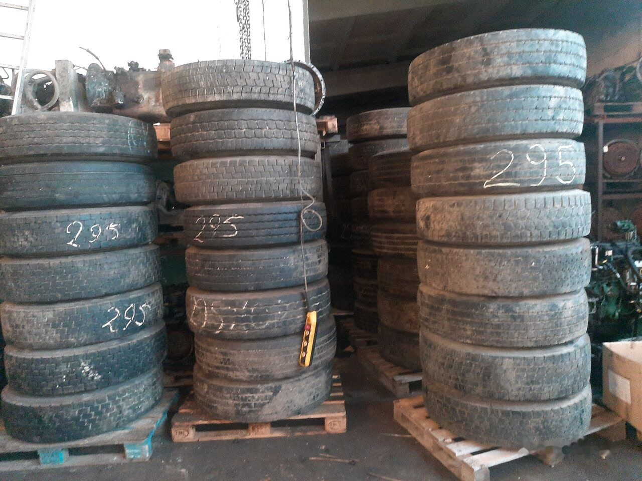 Michelin 295*80R22.5 255*70 \ 275*70* 265\70R19.5 - Gumiabroncs - Teherautó: 1 kép. Michelin 295*80R22.5 255*70 \ 275*70* 265\70R19.5 - Gumiabroncs - Teherautó: 1 kép.